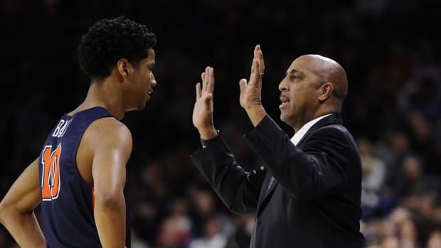 Lorenzo Romar shares some sideline insight at Pepperdine.